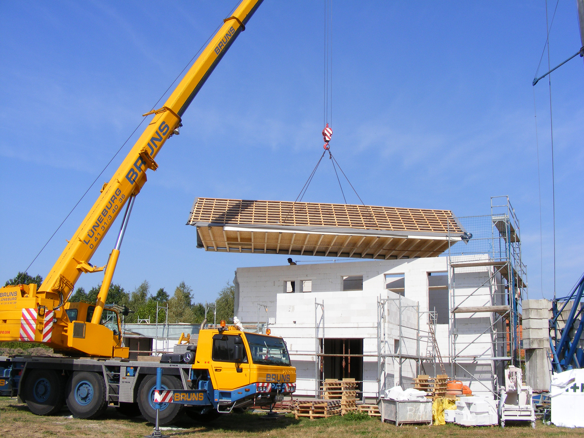 Dachstuhl komplett mit Mobilkran absetzen
