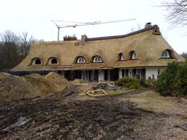 Reetdach gedeckt Giebelverlänerung mit Eulenaugen