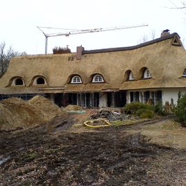 Reetdach gedeckt Giebelverlänerung mit Eulenaugen