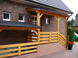 Vordach in Kombination aus Holz