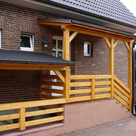 Vordach in Kombination aus Holz